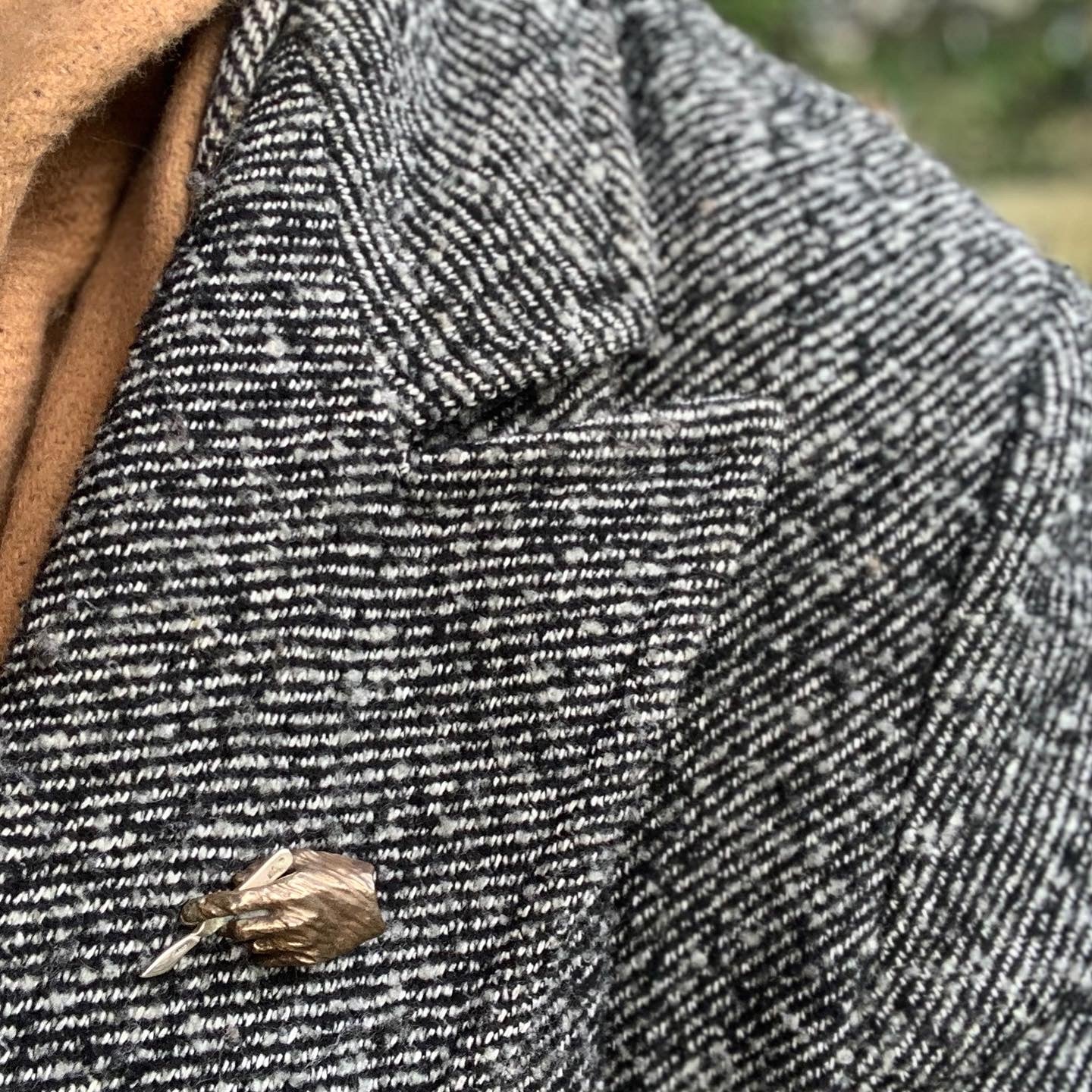 Broche main gantée et scalpel