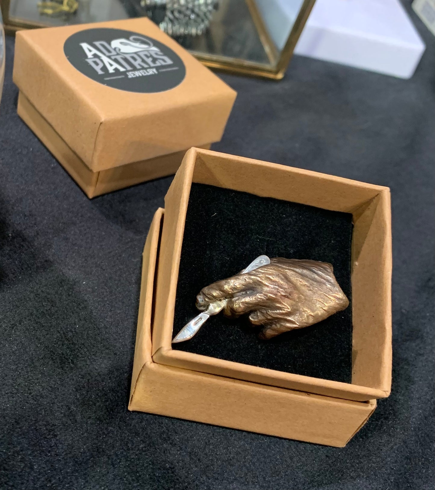 Broche main gantée et scalpel